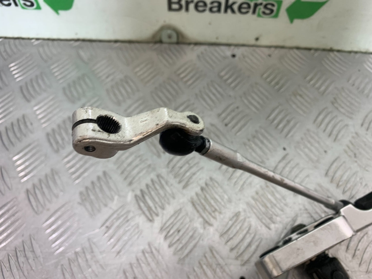 YAMAHA FZS1000 FAZER FRONT LEFT HANGER PEG & GEAR LEVER   YEAR 2001-05 (CMB1275)
