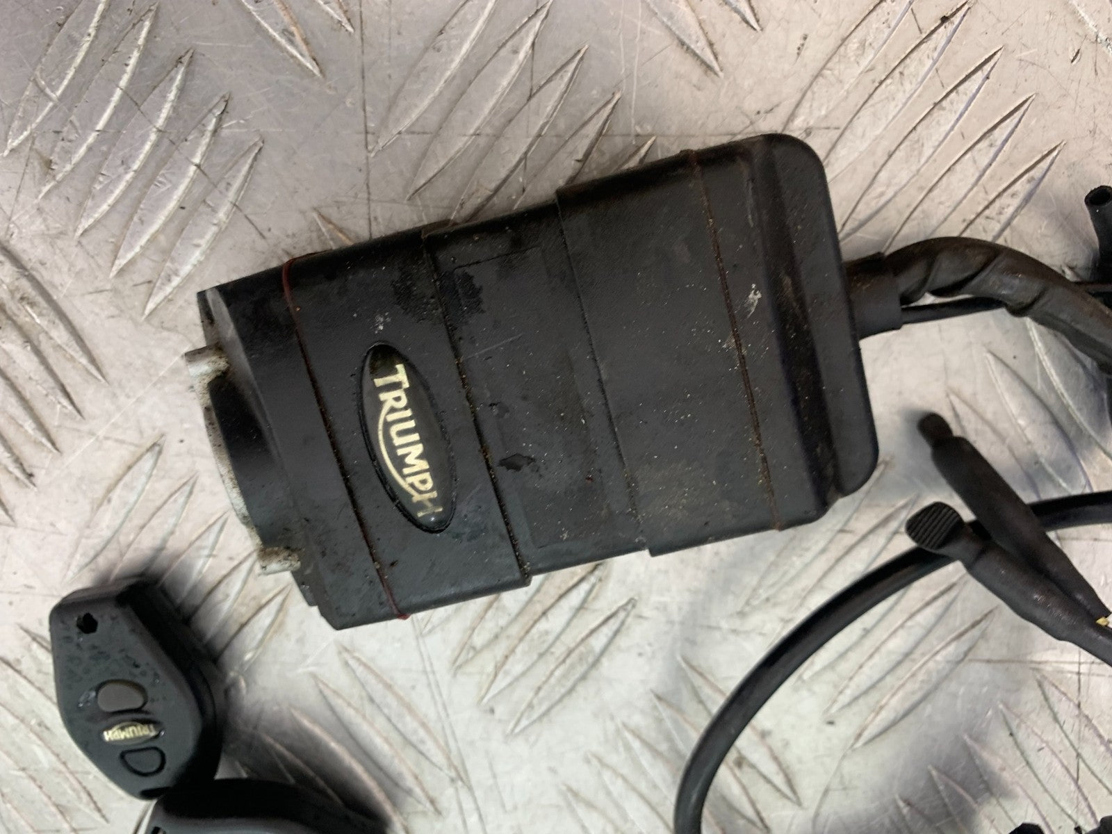 TRIUMPH SPEED TRIPLE R 1050 ALARM AND FOBS  2009 (CMB1183)