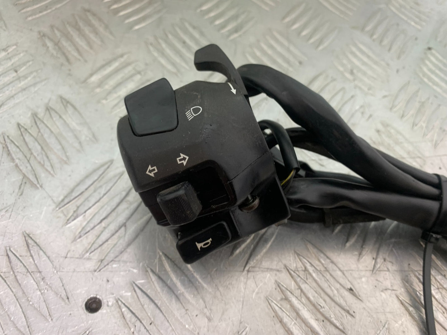 SUZUKI GSF600 GSF 600 BANDIT LEFT SWITCH GEAR   2000-2004 (CMB1269)