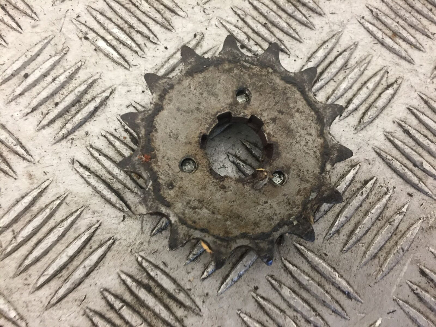 SUZUKI GT550 GT 550 FRONT SPROCKET   (STOCK 594)