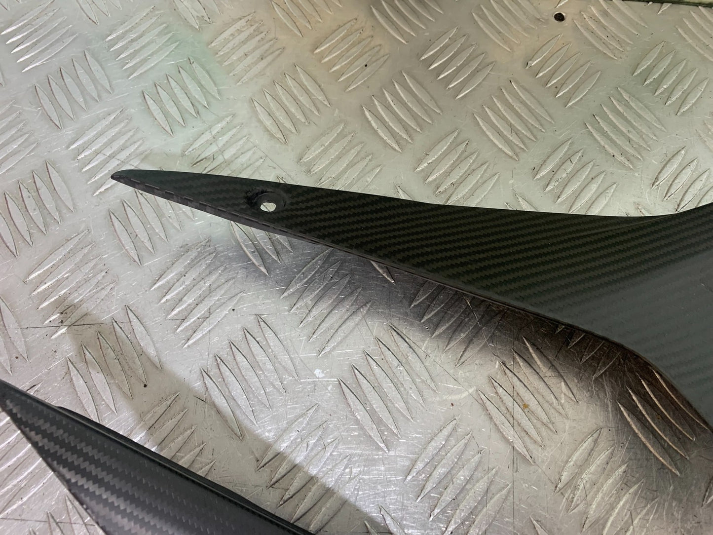 APRILIA RSV4 FACTORY LEFT AND RIGHT CARBON SIDE INFILLS YEAR 2009-2012 (CMB1224)