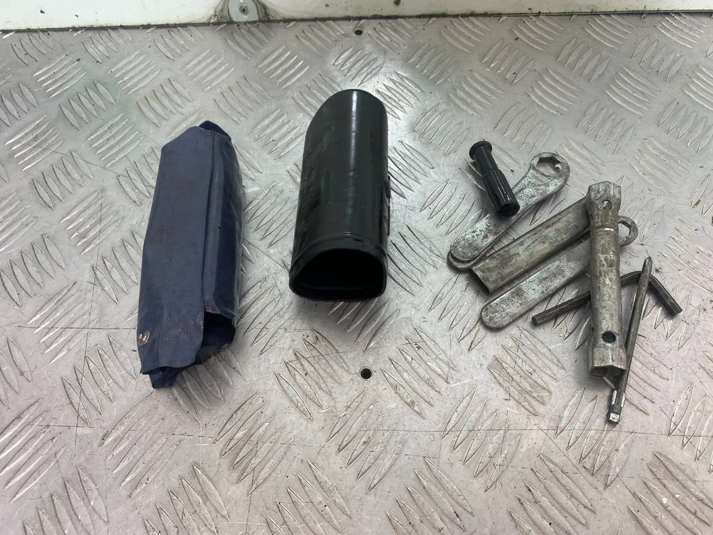 HONDA GL500 GL 500 SILVERWING TOOL KIT  YEAR 1981-82 (CMB1168)