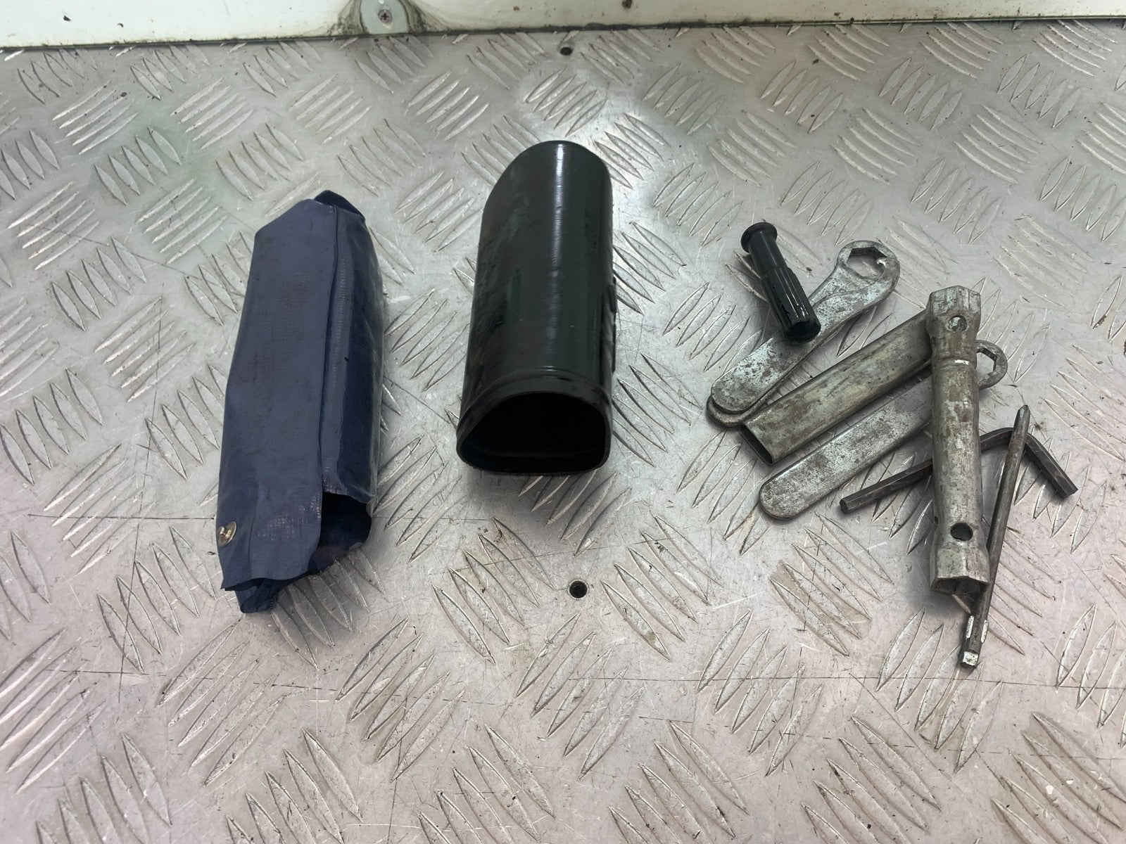 HONDA GL500 GL 500 SILVERWING TOOL KIT  YEAR 1981-82 (CMB1168)