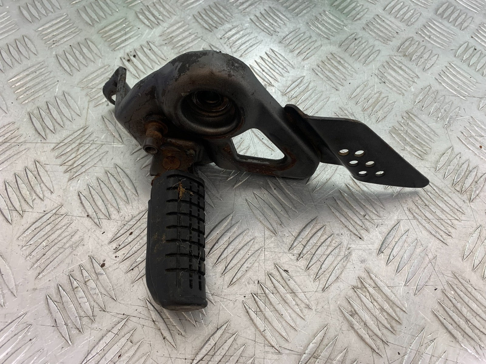 HONDA CBF125 CBF 125 FRONT LEFT HANGER  YEAR 2009-14 (CMB1182)