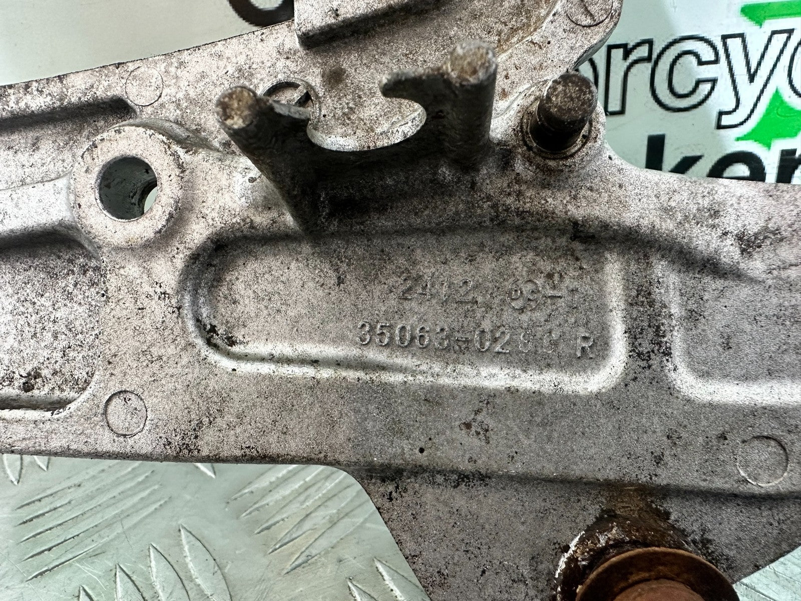 KAWASAKI ER6 F ER6F RIGHT HANGER AND PEGS YEAR 2005-2008 (CMB1178)
