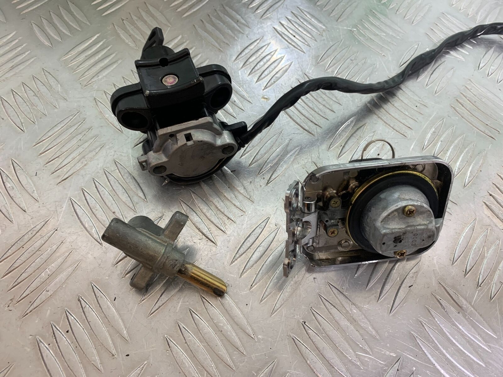 KAWASAKI ER5 ER 5 LOCKS AND KEYS  YEAR 1997-2007 (CMB1003)