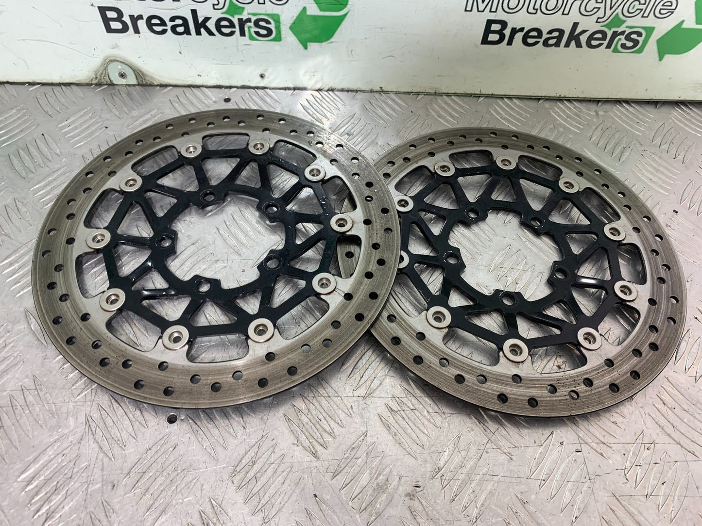 TRIUMPH 675 STREET TRIPLE R FRONT BRAKE DISCS  YEAR 2013 - 2016 (CMB1221)