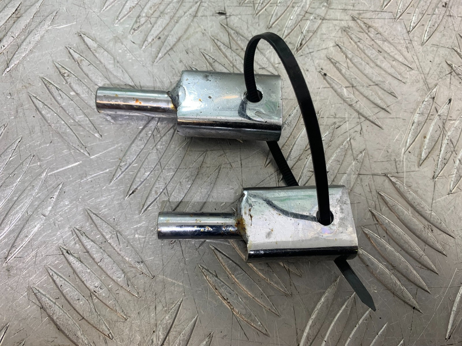 YAMAHA YZF R1 4XV 2 X REAR HOOKS  YEAR 1998-99 (CMB1291)