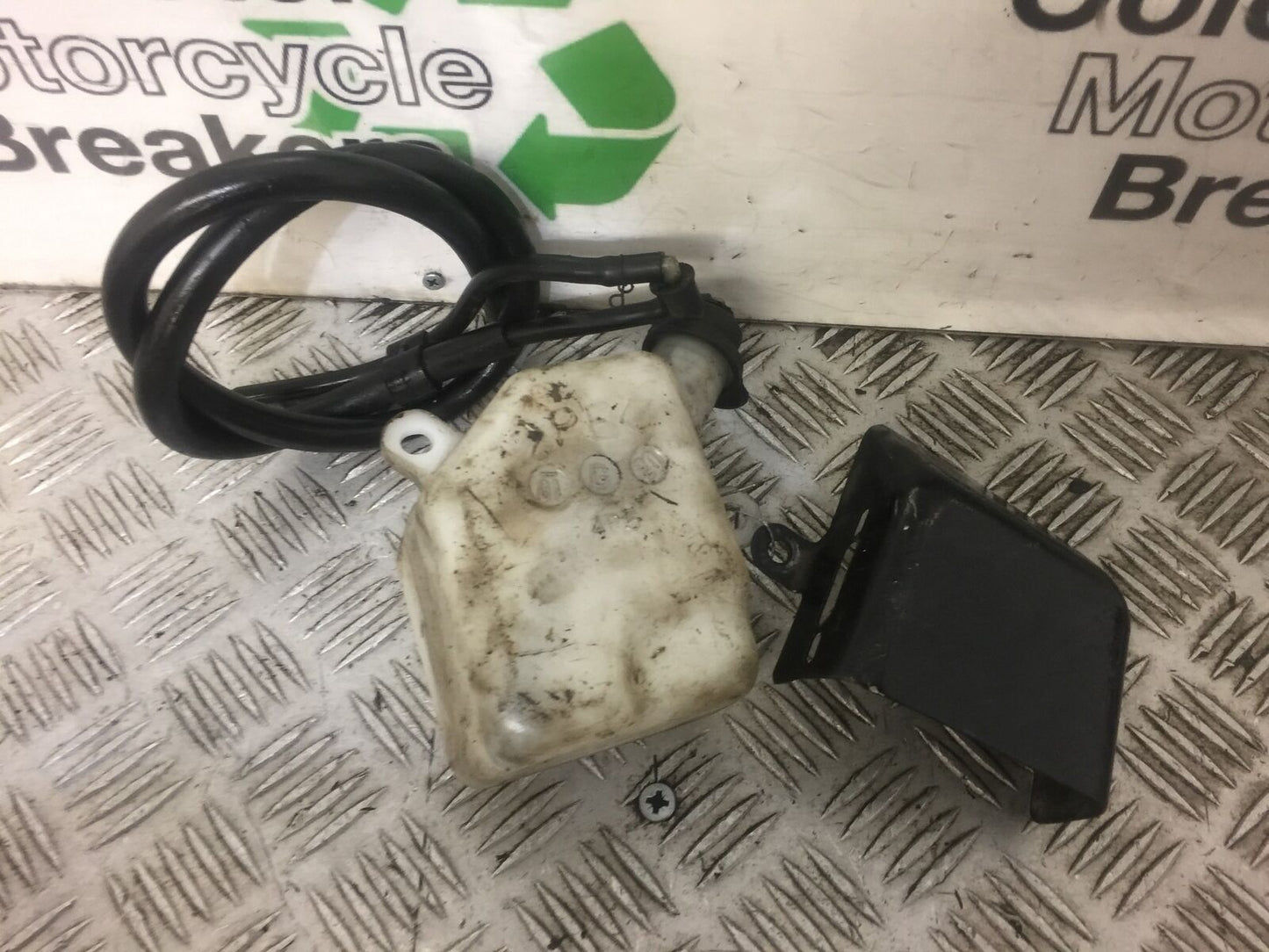 YAMAHA XJ6 XJ6-S COOLANT BOTTLE  YEAR 2010 (STOCK 383)