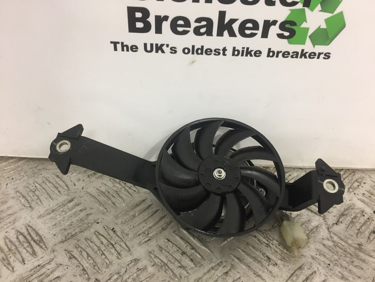 SUZUKI GSXR 125 GSX R125 FAN AND BRACKET  YEAR 2017