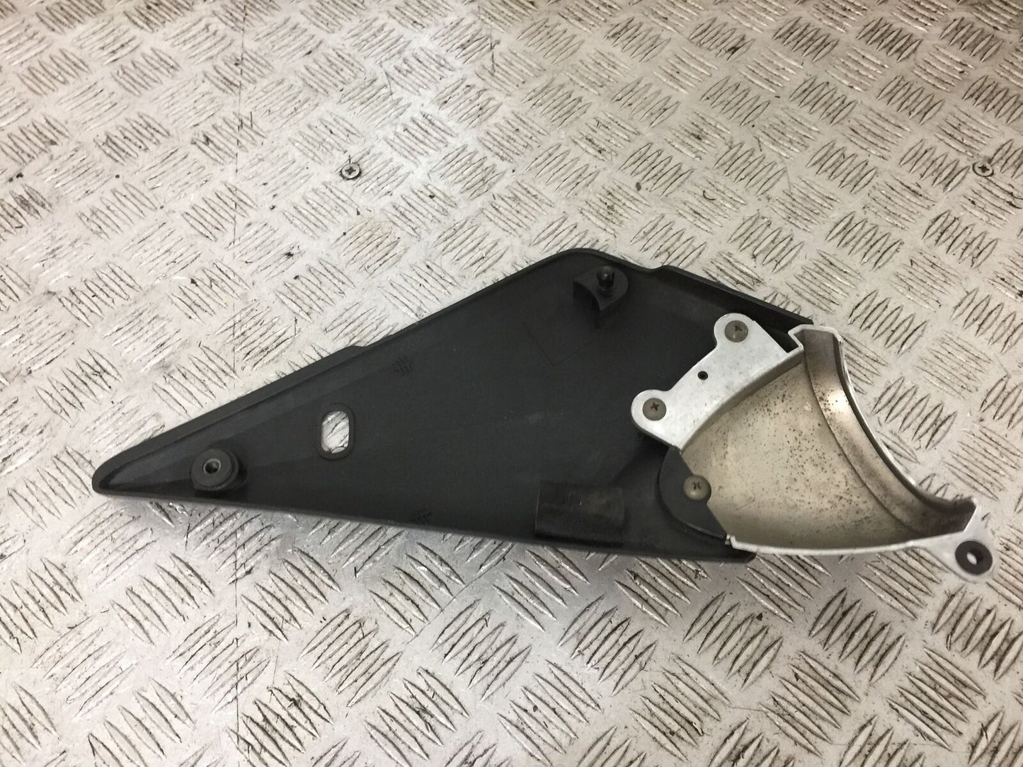 SUZUKI GSF1200 GSF 1200 BANDIT RIGHT SIDE PANEL  YEAR 2001-2005 (STOCK 902)