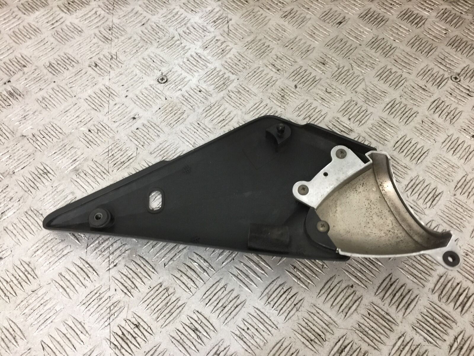 SUZUKI GSF1200 GSF 1200 BANDIT RIGHT SIDE PANEL  YEAR 2001-2005 (STOCK 902)