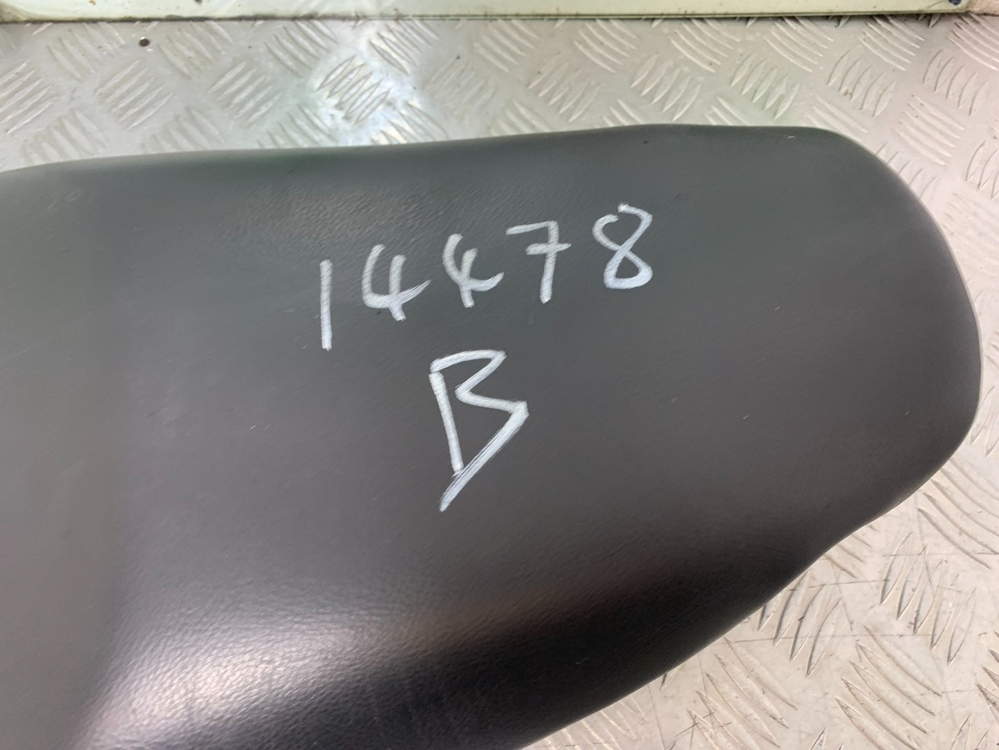 TRIUMPH 955i SPRINT ST SEAT YEAR 1999-04 (CMB1230)