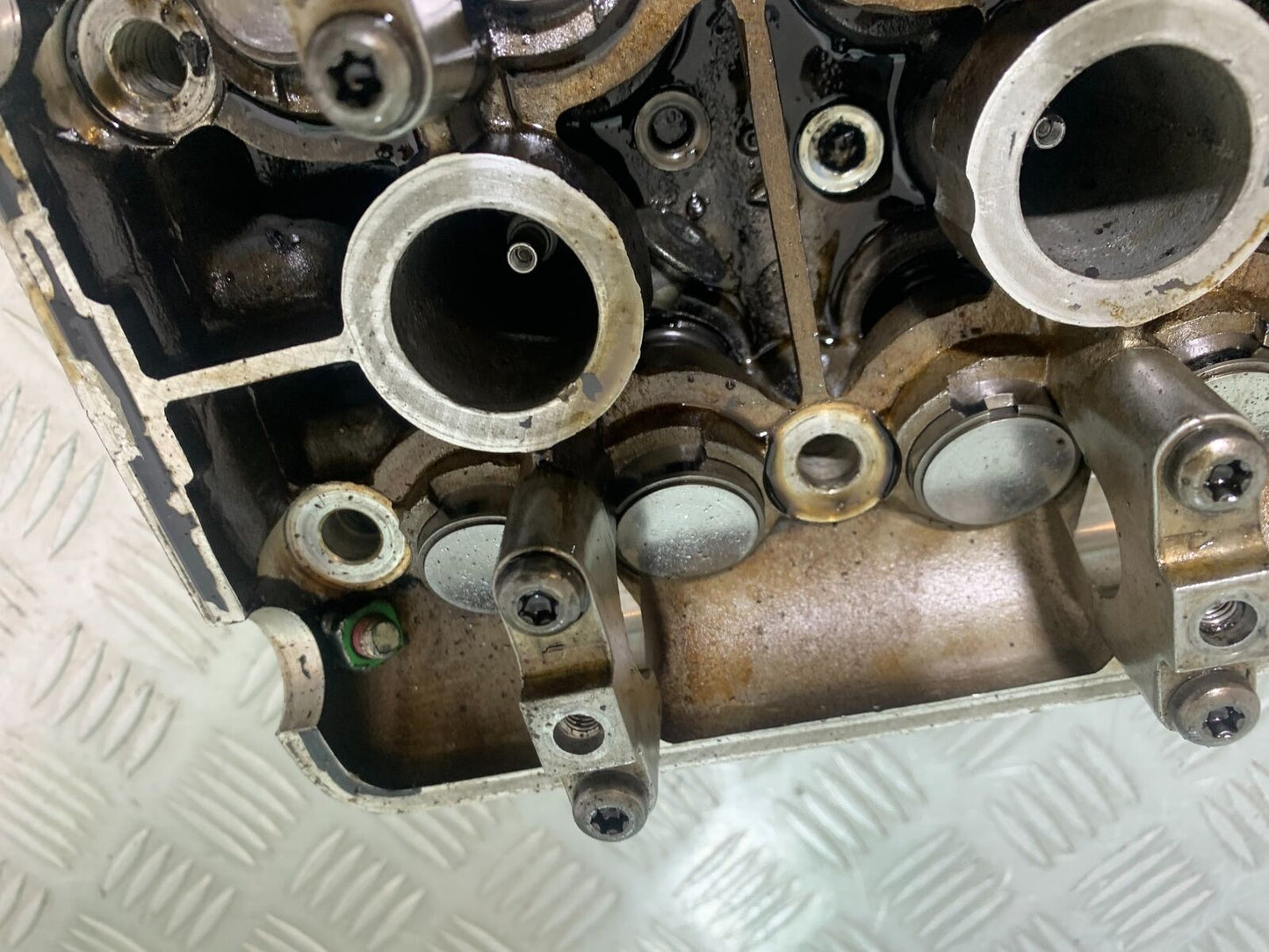 TRIUMPH 955i SPRINT ST CYLINDER HEAD  YEAR 1999-2004 (STOCK 735)