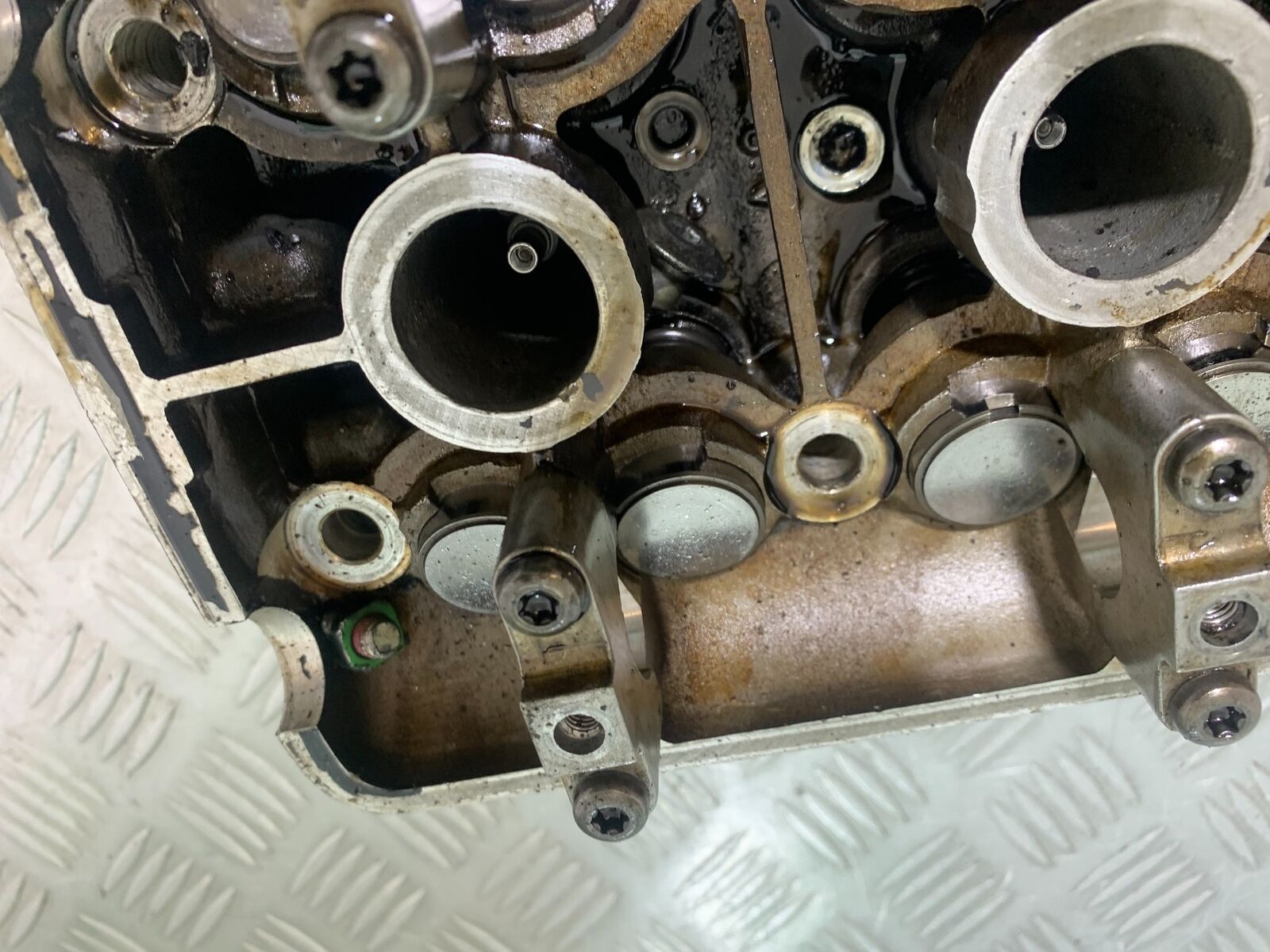 TRIUMPH 955i SPRINT ST CYLINDER HEAD  YEAR 1999-2004 (STOCK 735)
