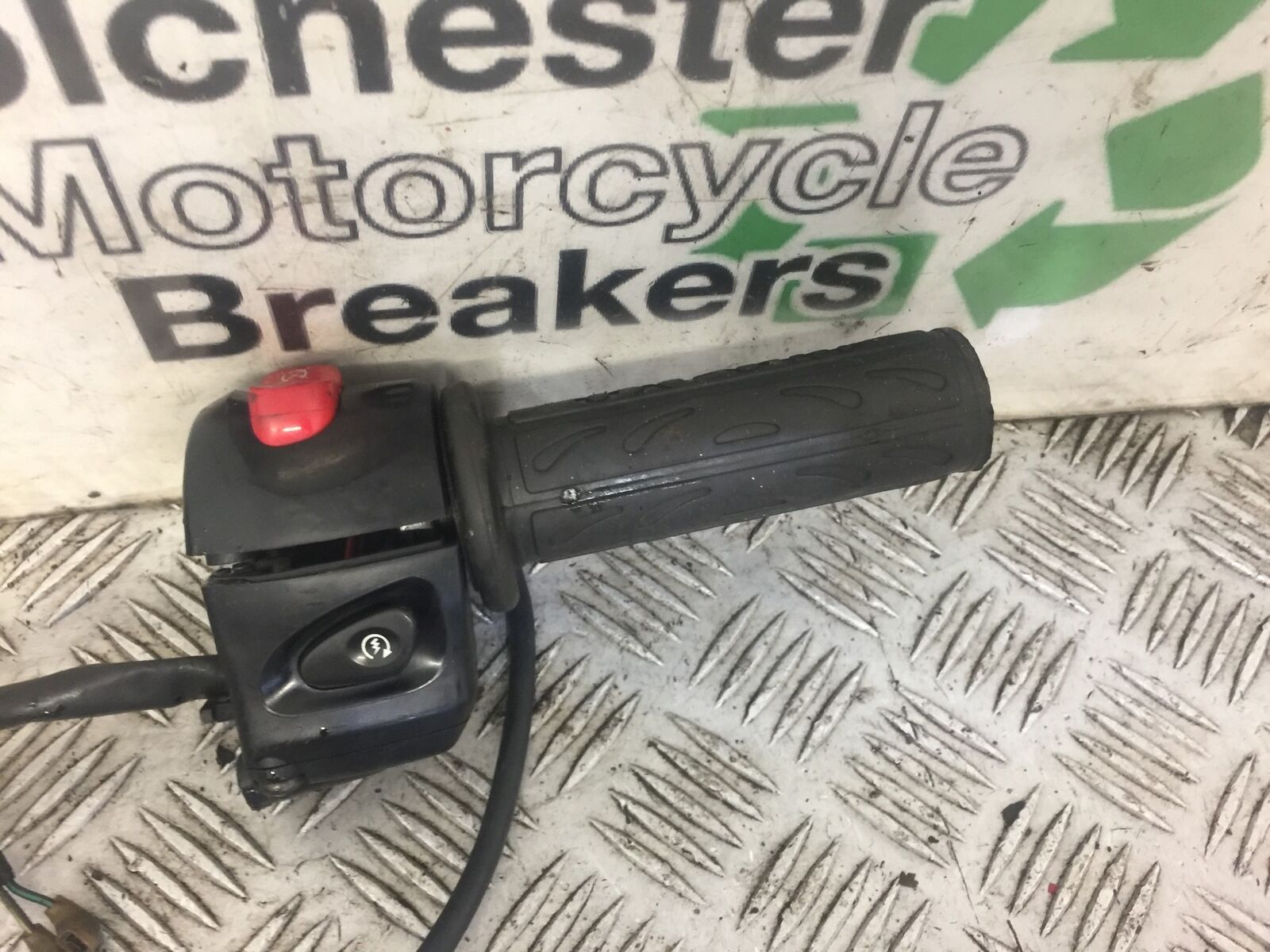YAMAHA FZ6 RIGHT SWITCH GEAR  YEAR 2005 (STOCK 473)