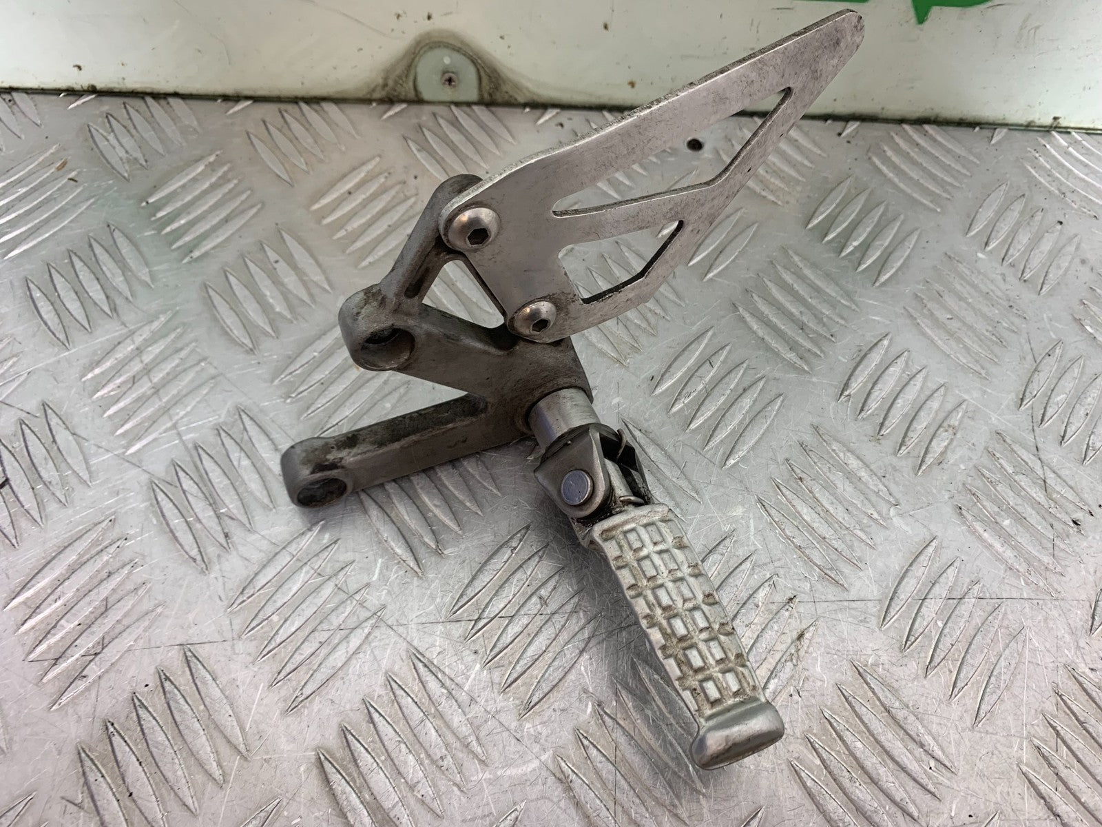 TRIUMPH 955i DAYTONA FRONT LEFT HANGER AND PEG  YEAR 2002-2006 (CMB1229)