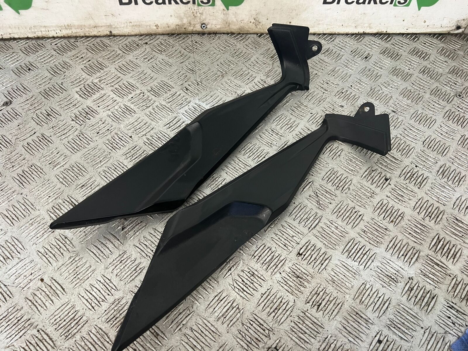 TRIUMPH TIGER 1200 EXPLORER LEFT & RIGHT TOP INFILLS YEAR  2012-2015 (STOCK 901)