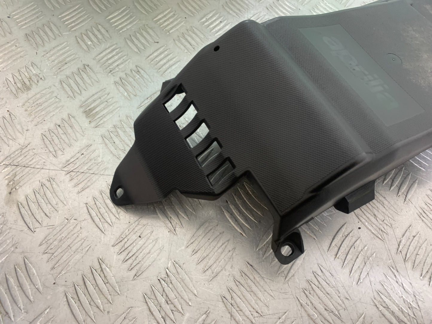 APRILIA TUONO 1000 V4R UNDERTRAY  YEAR 2011-13  (CMB1331)