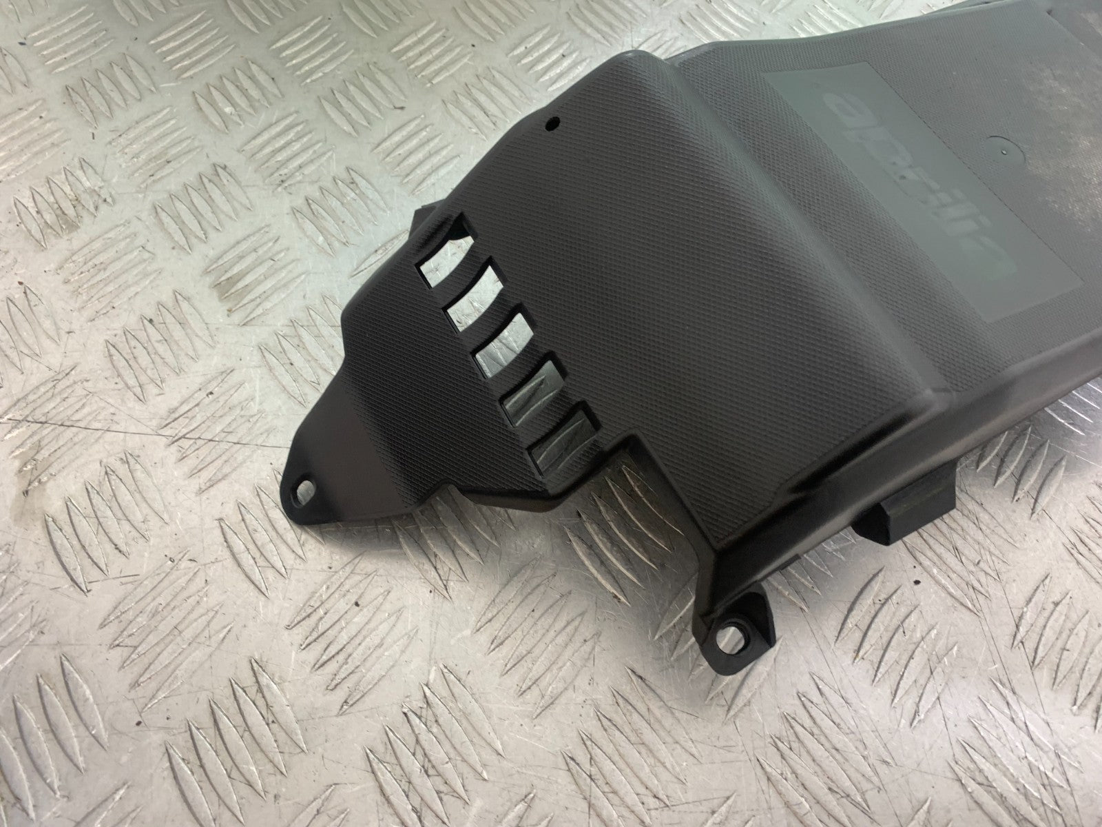 APRILIA TUONO 1000 V4R UNDERTRAY  YEAR 2011-13  (CMB1331)