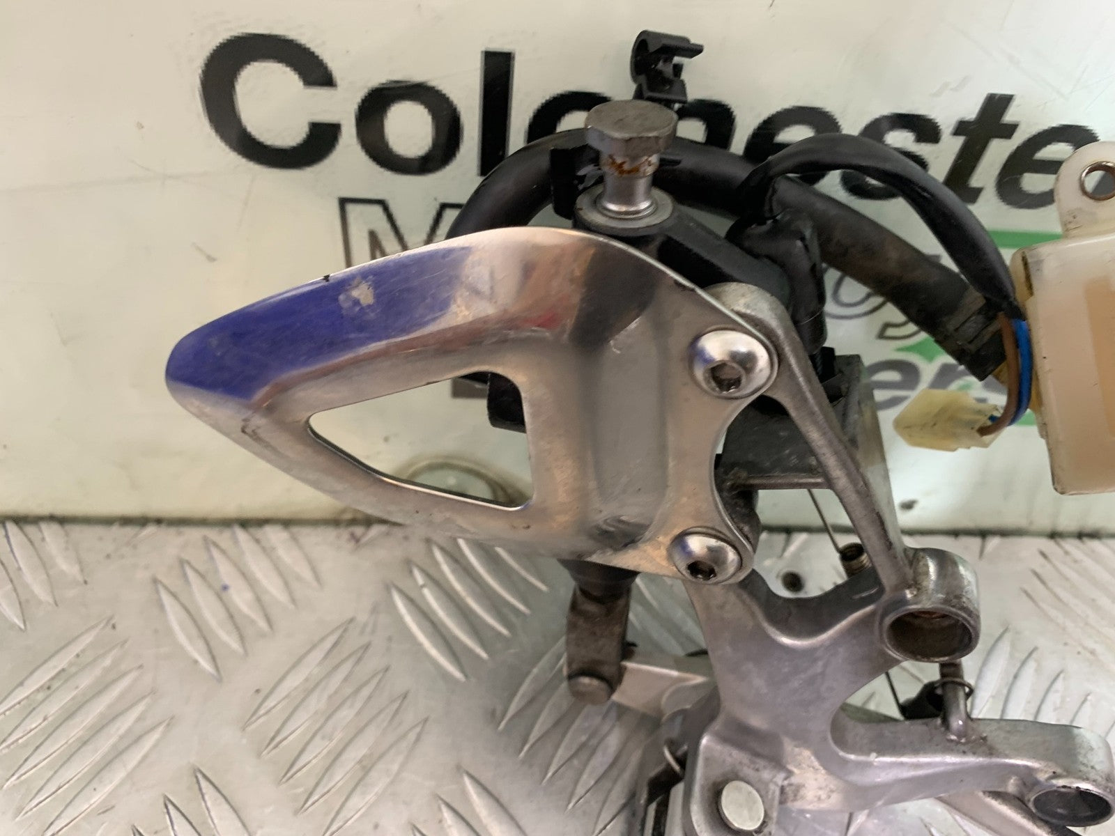 TRIUMPH SPEED TRIPLE R 1050 FRONT RIGHT HANGER COMPLETE   2009 (CMB1183)