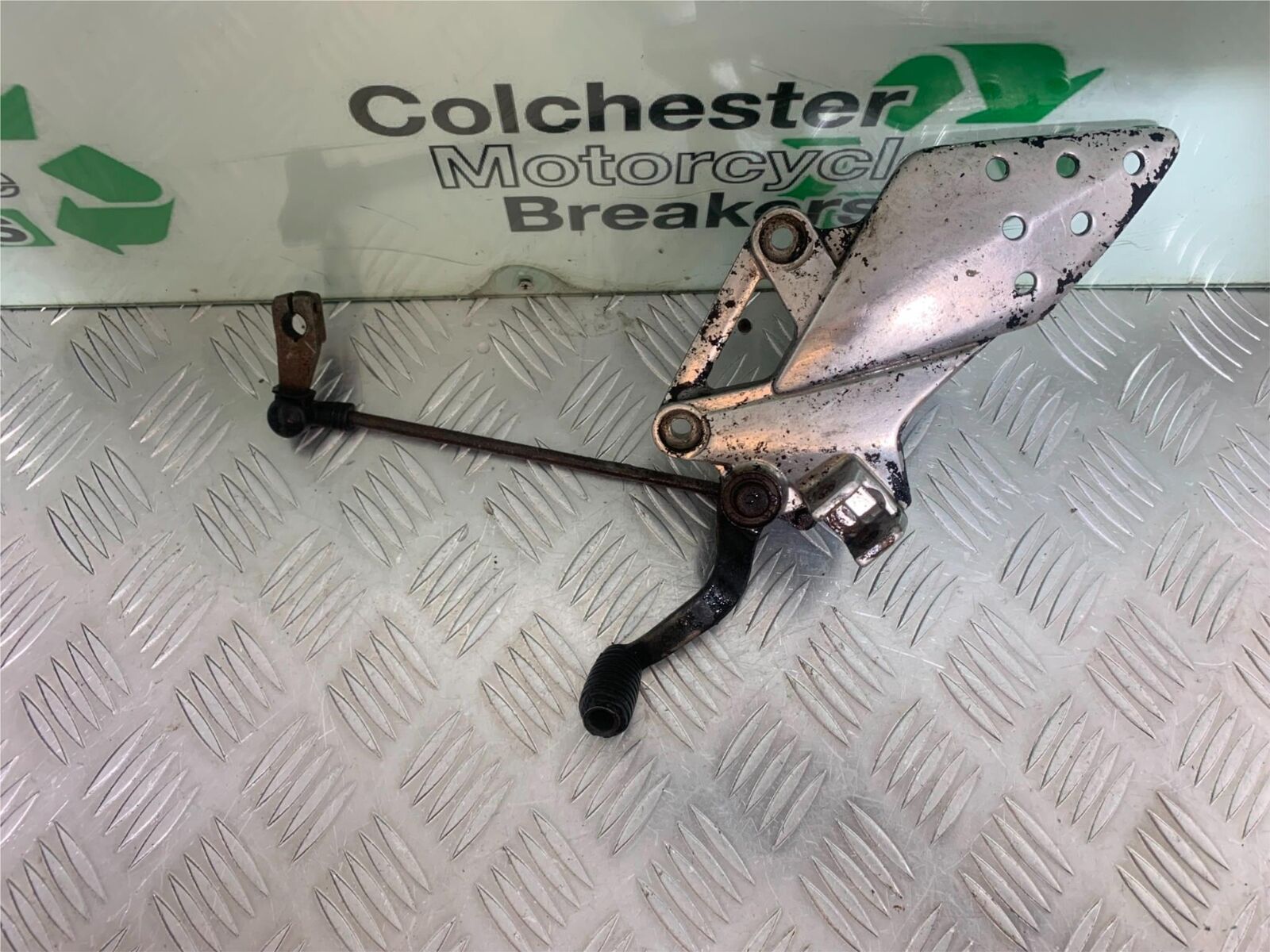 HONDA CBR125 CBR 125 FRONT LEFT HANGER   YEAR 2004-06  (CMB1040)