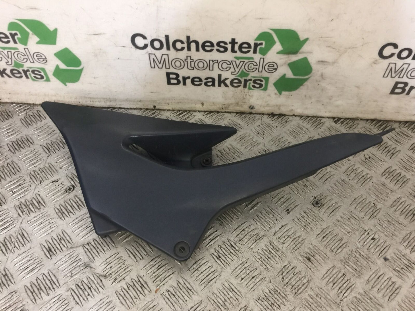 KAWASAKI Z750 ZR750 ZR-7S LEFT SEAT PANEL  YEAR 1999-05 (STOCK 707)