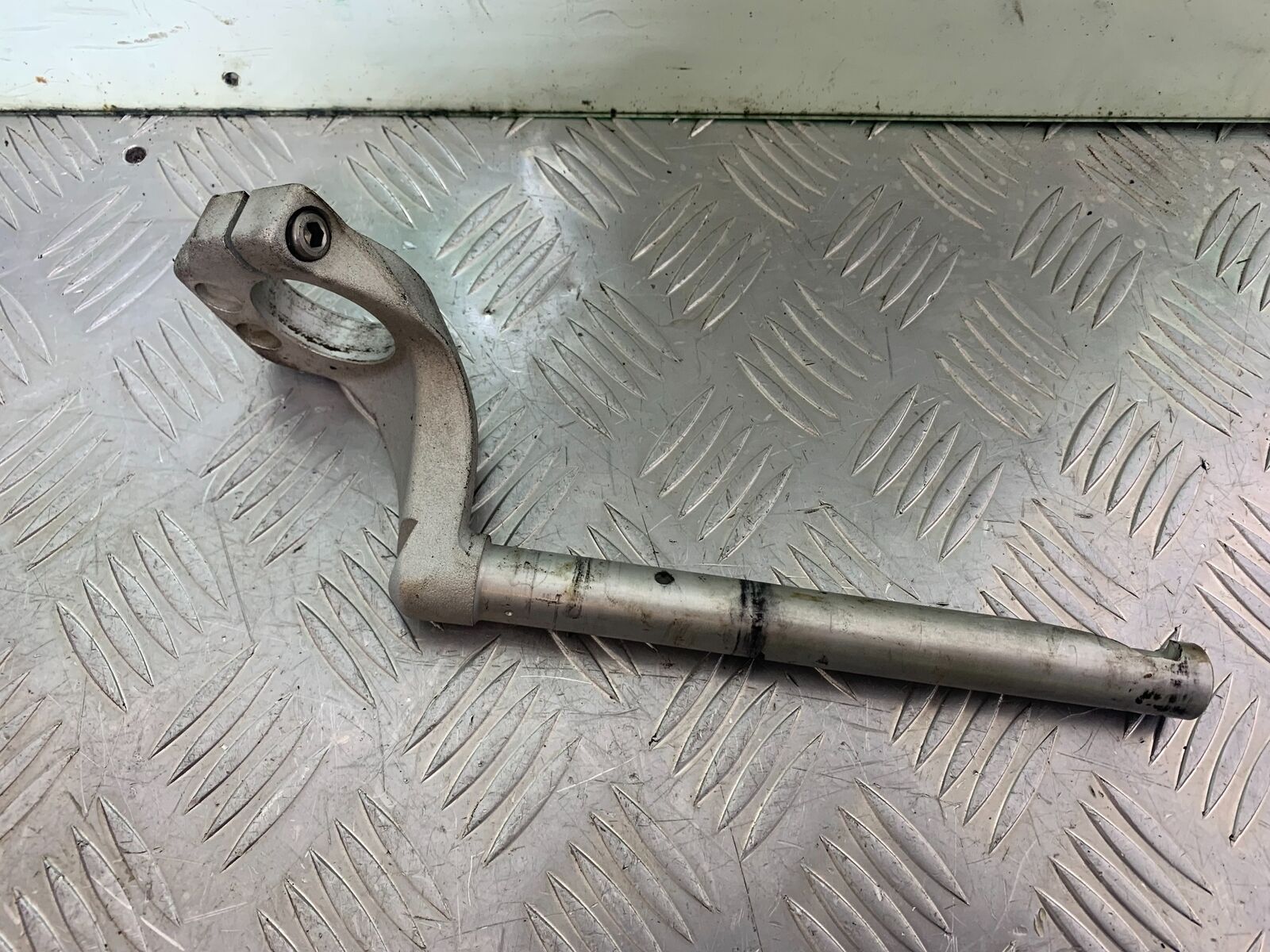 TRIUMPH 955i SPRINT ST RIGHT HANDLEBAR YEAR 1999-2004 (CMB1124)