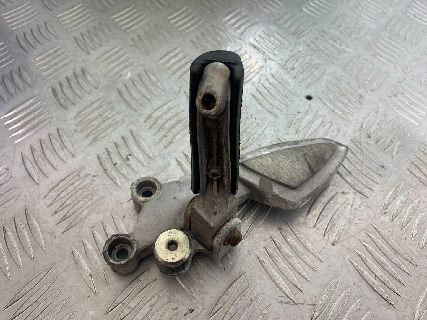 TRIUMPH 955i SPRINT ST FRONT LEFT HANGER  YEAR 1999-2004 (CMB1124)