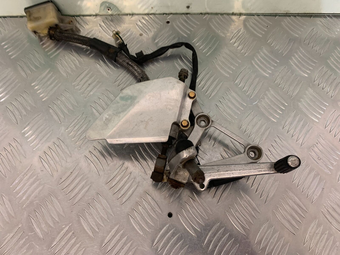 HONDA CBR 400 NC23 TRI-ARM FRONT RIGHT HANGER  YEAR 1987-89 (STOCK 969)