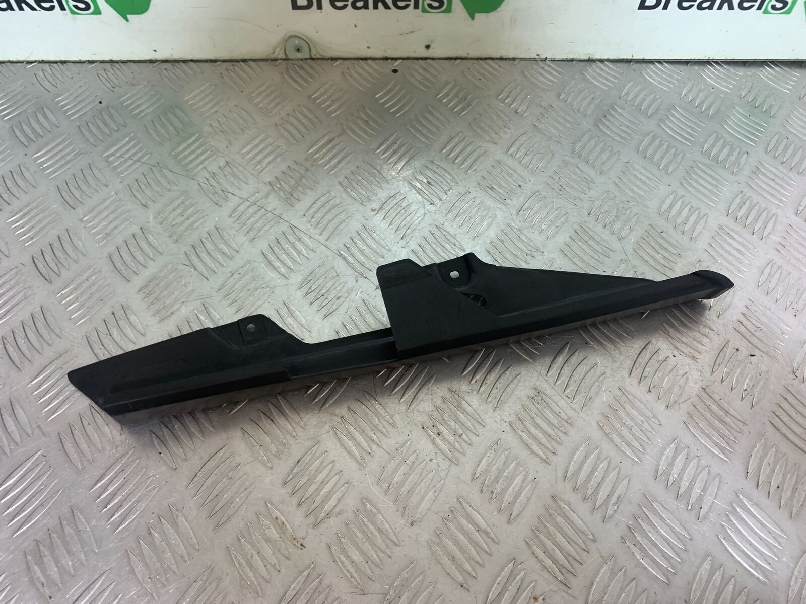 KAWASAKI Z750 ZR750 ZR-7S CHAIN GUARD  YEAR 1999-05 (CMB1135)