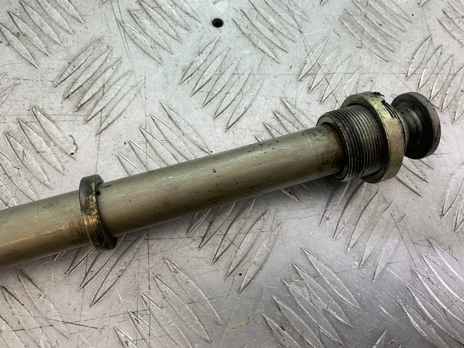 TRIUMPH SPEED TRIPLE R 1050 SWINGARM SPINDLE  2009 (CMB1183)