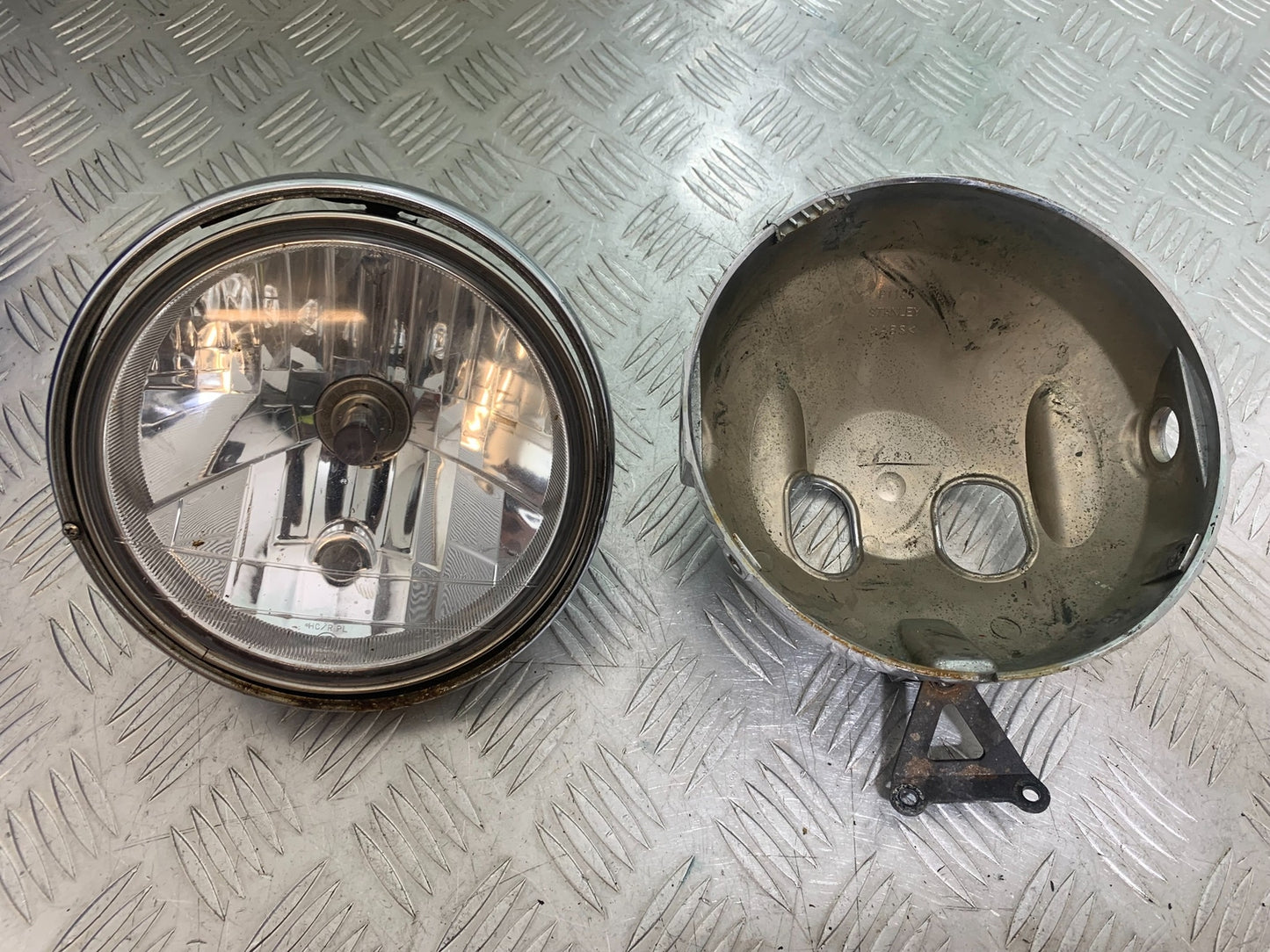 SUZUKI GSF600 GSF 600 BANDIT HEADLIGHT AND BACKING   YEAR 2001-2003 (CMB1157)