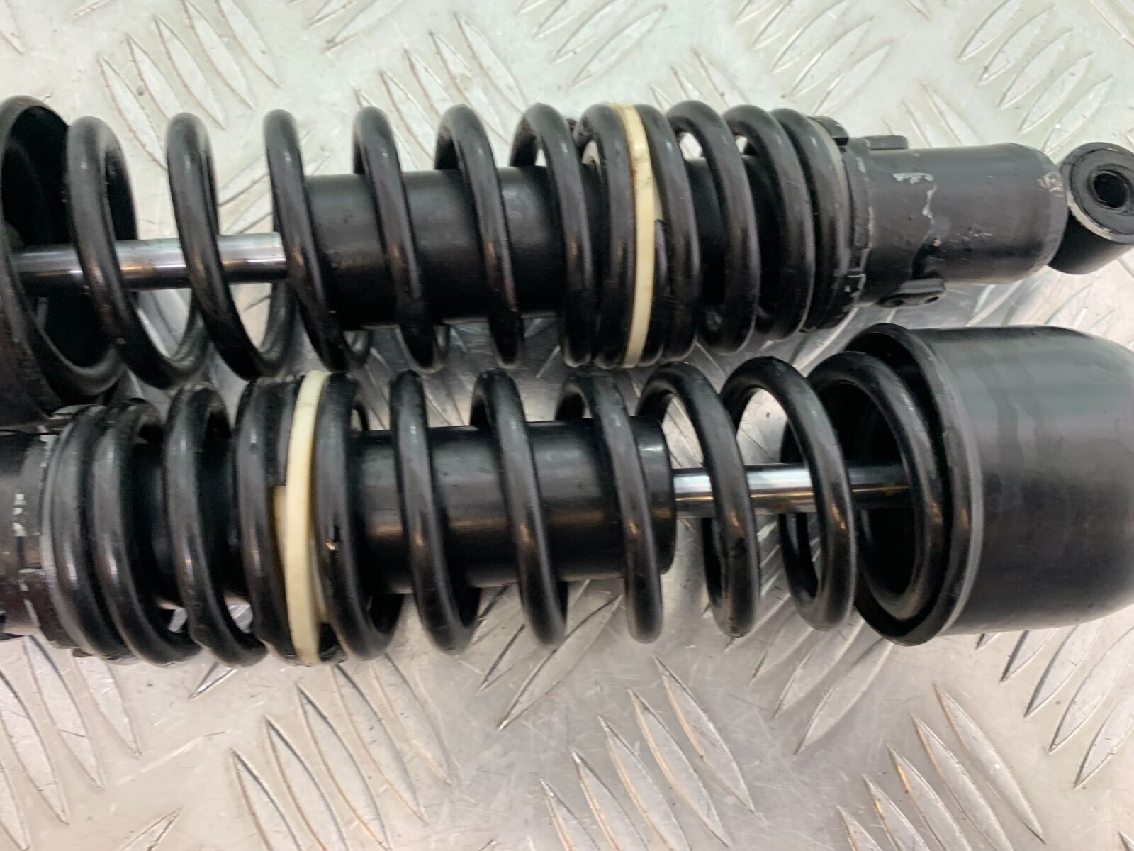 KAWASAKI Z650 KZ650 REAR SHOCKS YEAR 1979-1980 (CMB1023)