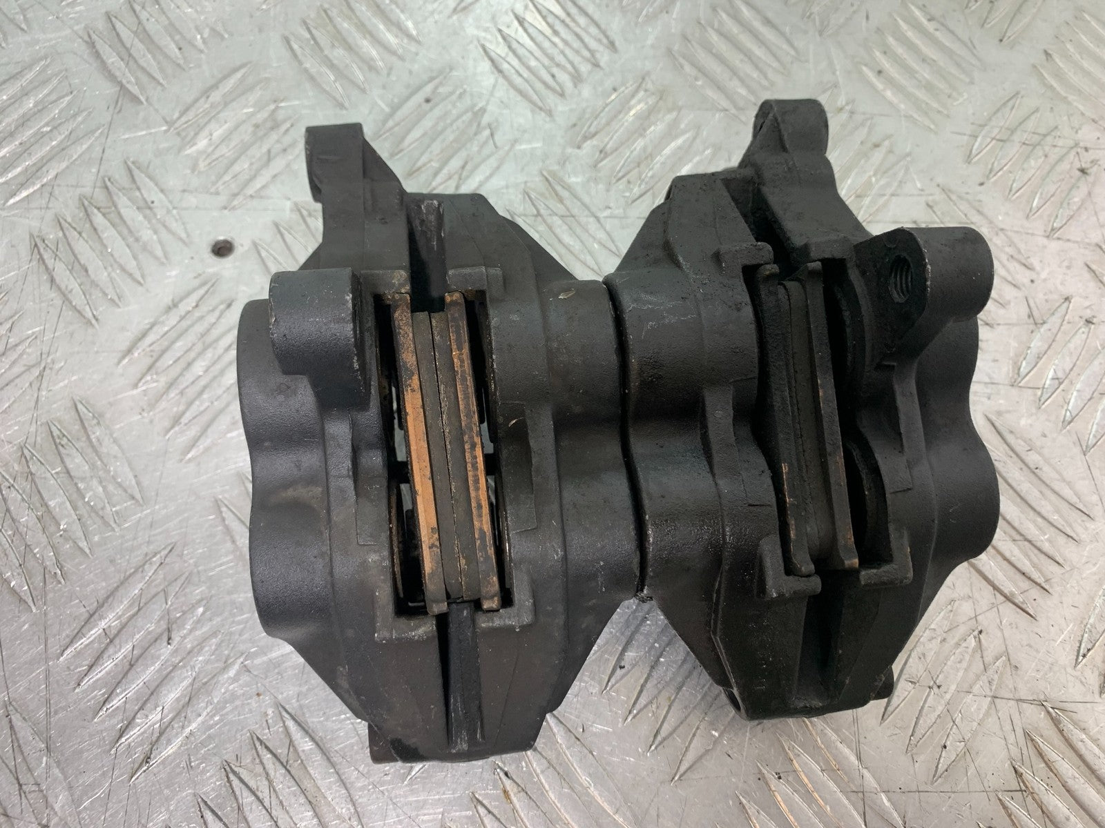 TRIUMPH 955i DAYTONA FRONT BRAKE CALIPERS YEAR 2002-2006 (CMB1229)