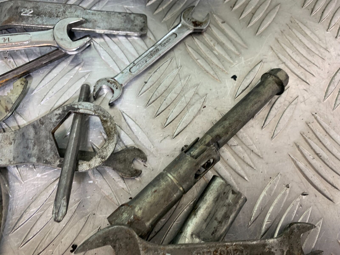 KAWASAKI Z750 ZR750 ZR-7S TOOL KIT   YEAR 1999-05 (CMB1135)