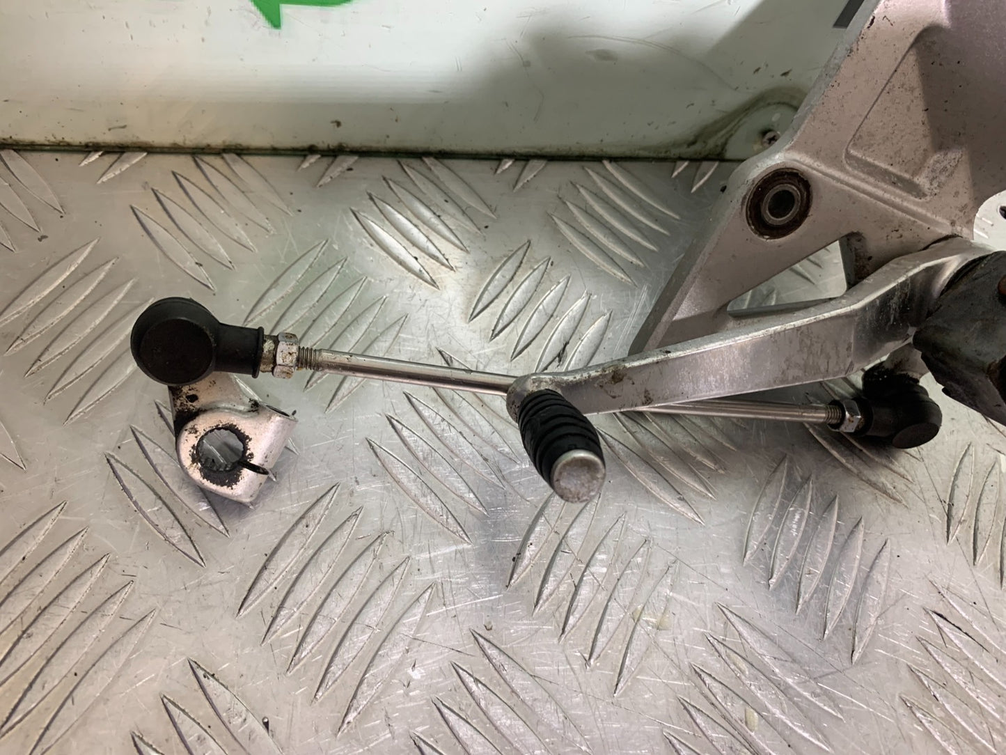 SUZUKI RF900 RF 900 FRONT LEFT HANGER YEAR 1994-1999 CMB1326
