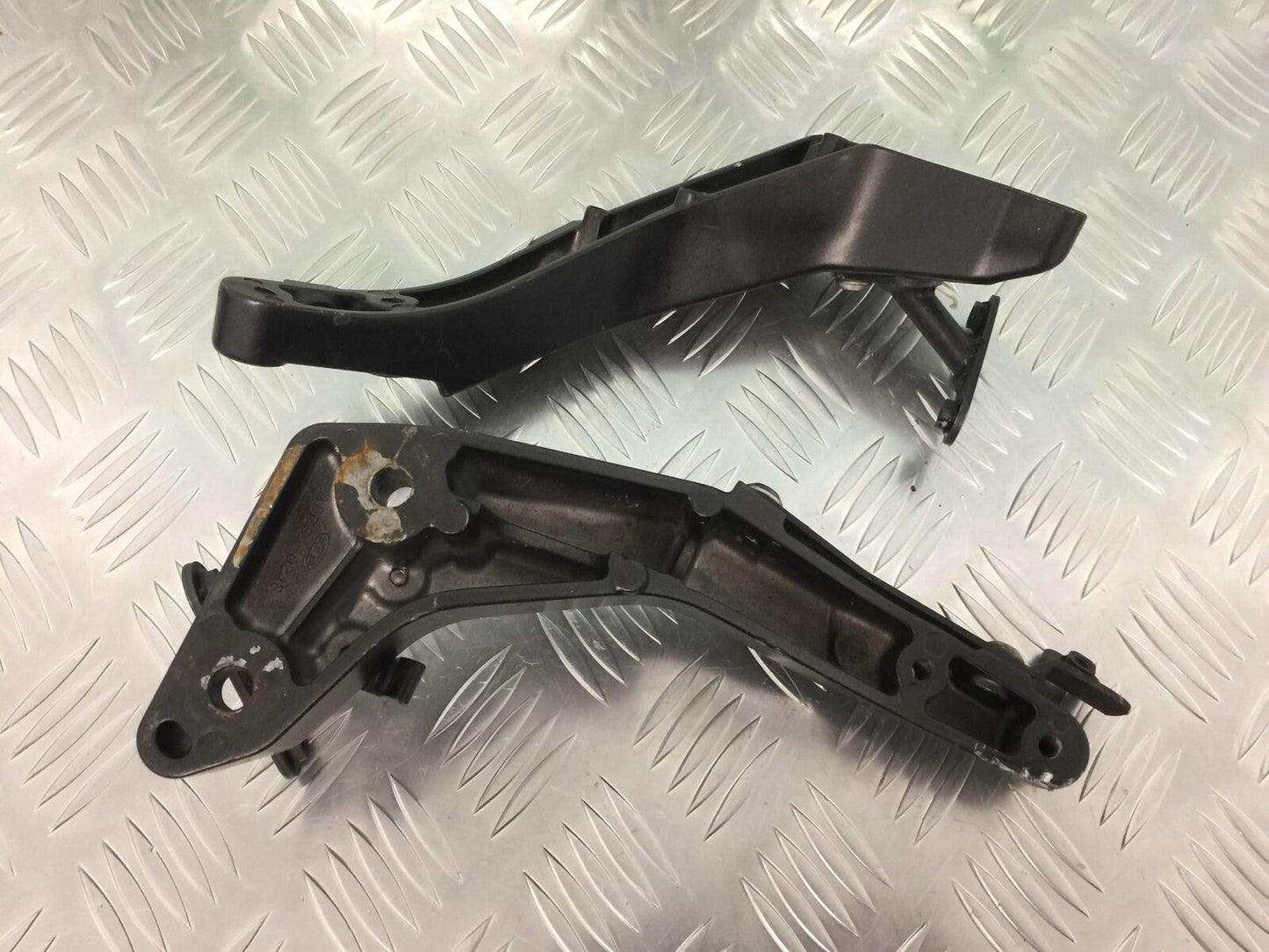 KAWASAKI Z1000 Z 1000 ENGINE MOUNTS  YEAR 2007-2009  (STOCK 927)