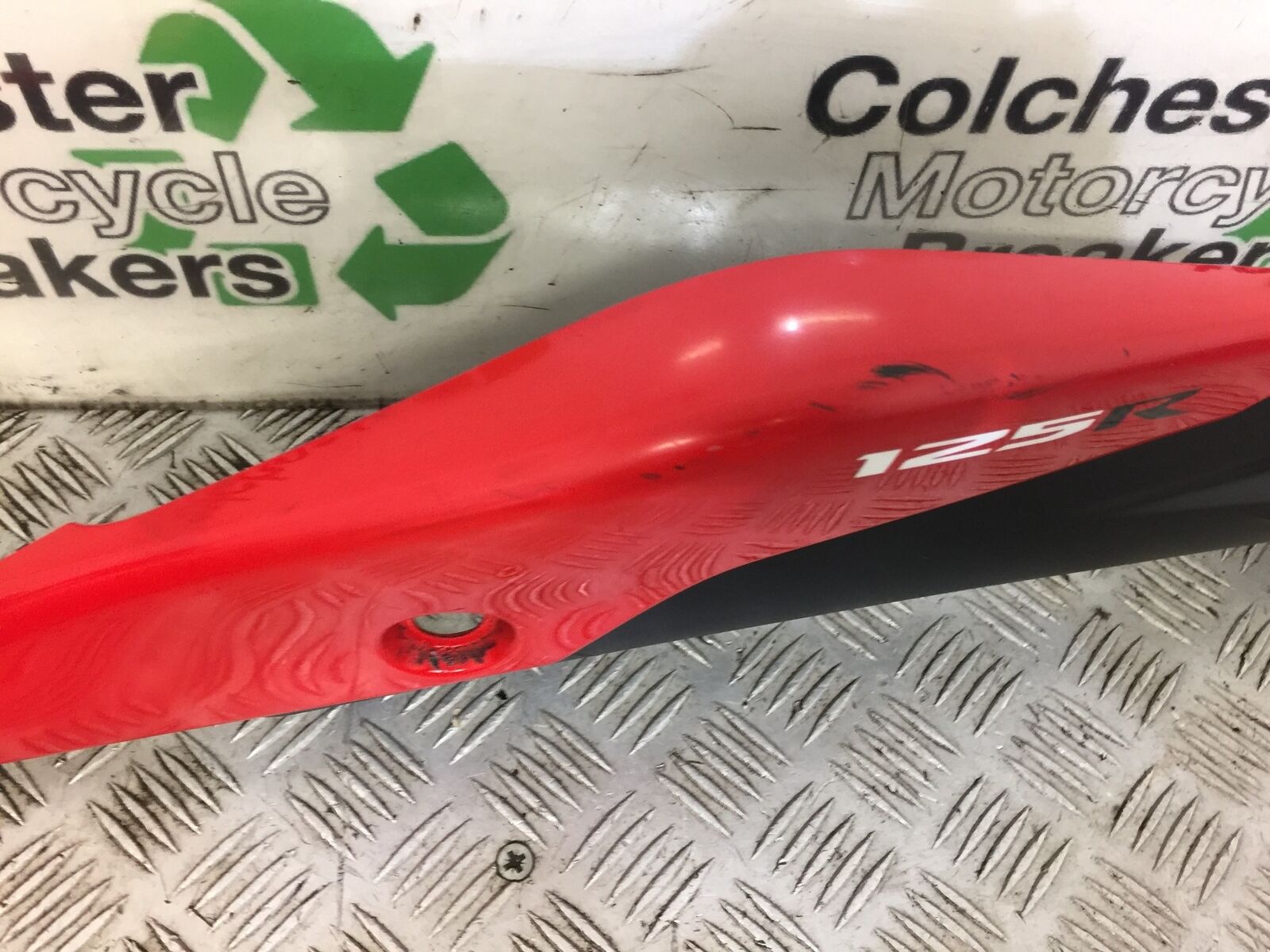 HONDA CBR125 CBR 125 RIGHT SEAT PANEL  YEAR 2011-2017 (STOCK 501)