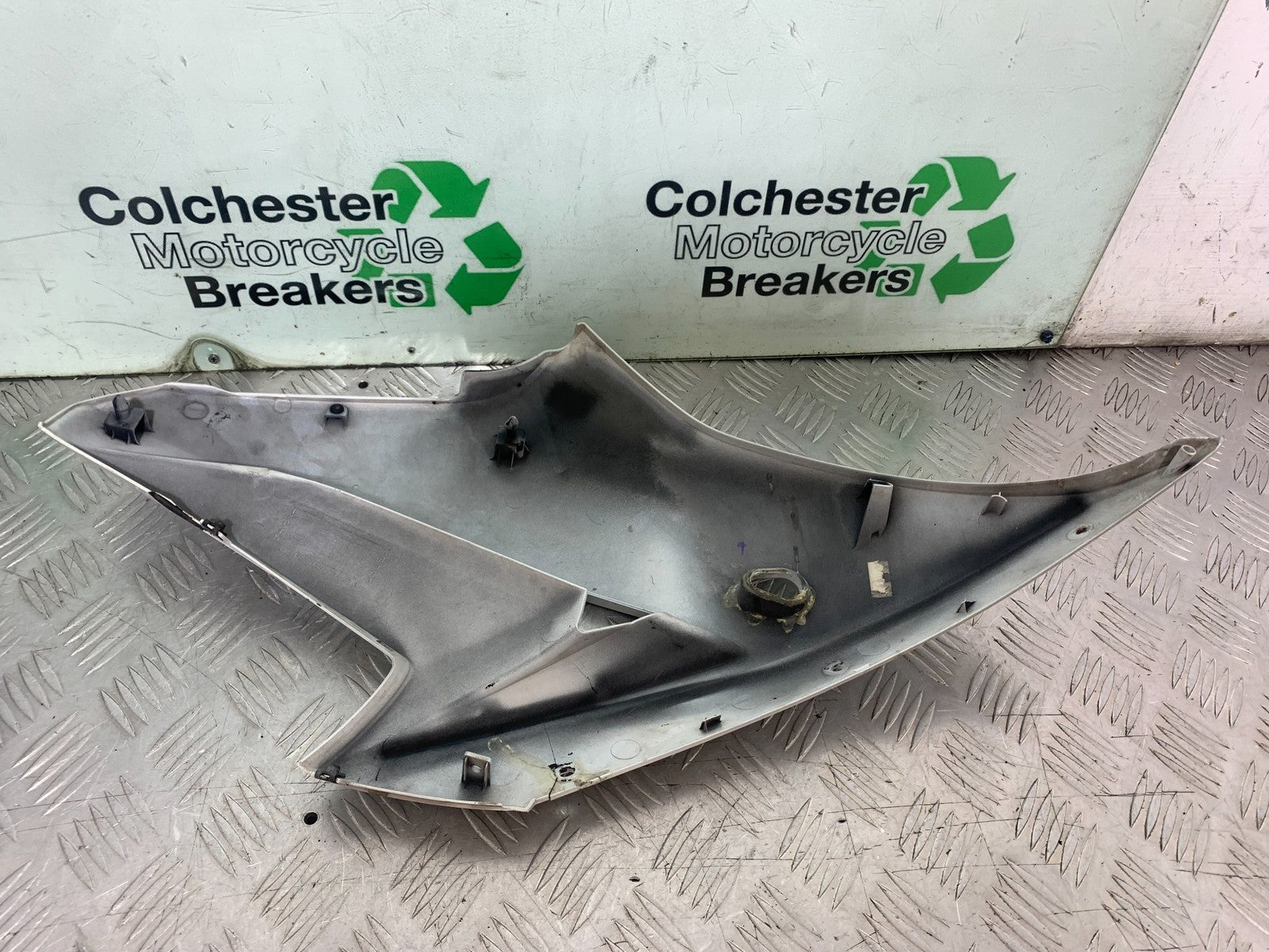 YAMAHA XJ6 XJ6-S RIGHT FAIRING PANEL   YEAR 2009-2015  (CMB1212)