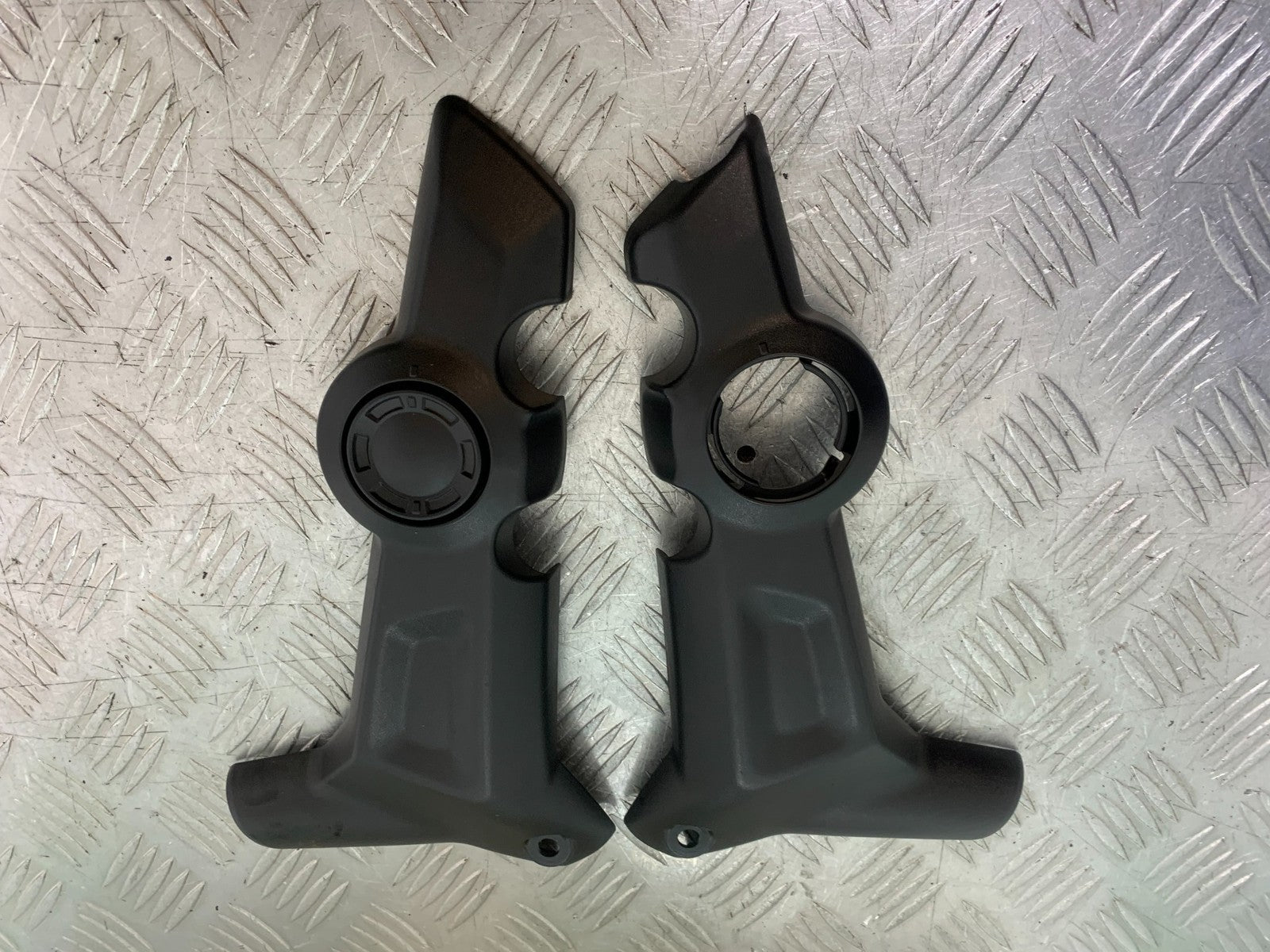 TRIUMPH TRIDENT 660 LEFT AND RIGHT FRAME COVERS YEAR 2021-2024 (CMB1295)