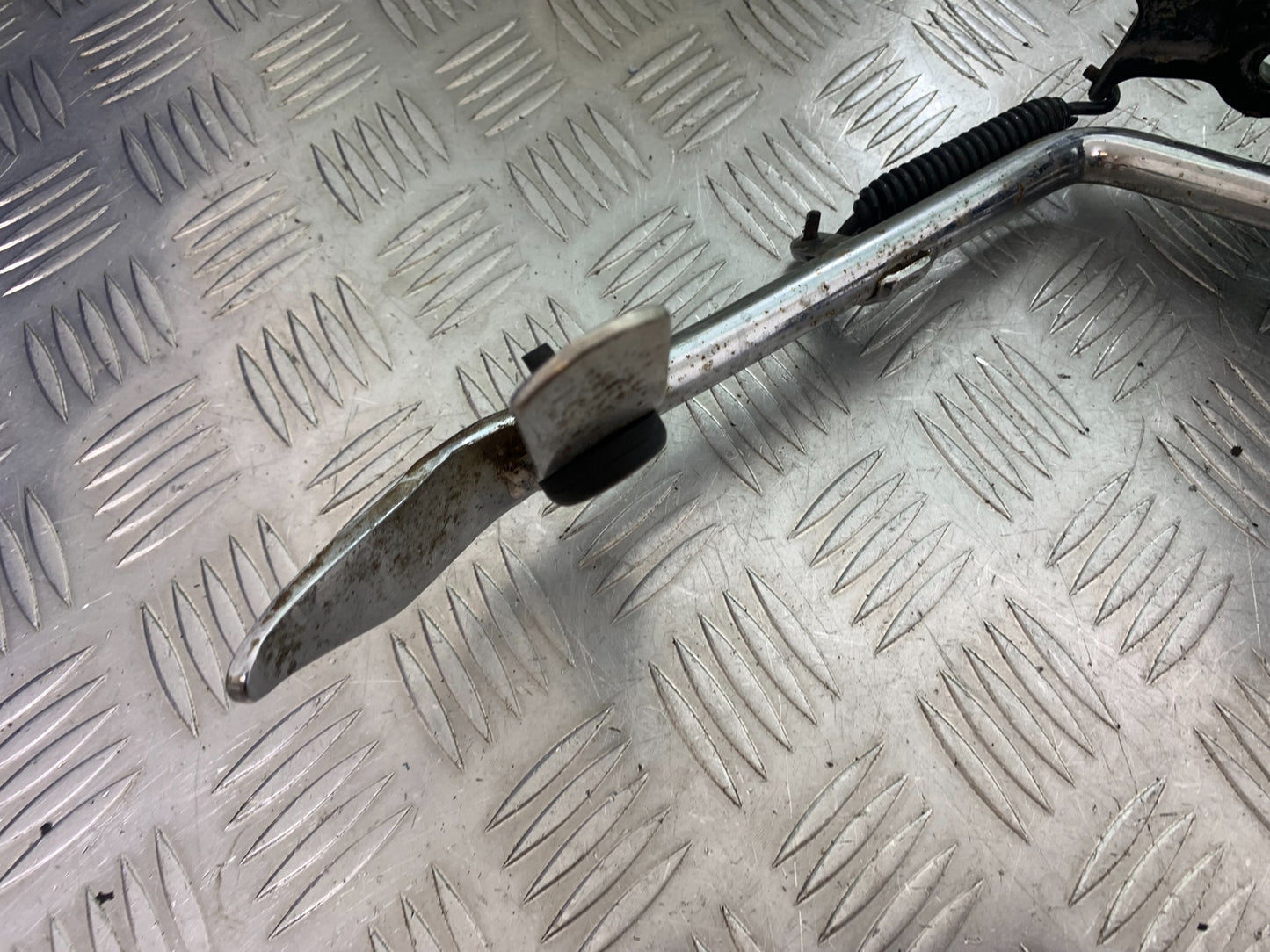 HARLEY DAVIDSON FXS BLACKLINE 1585 FRONT LEFT HANGER  YEAR 2012 (CMB1147)