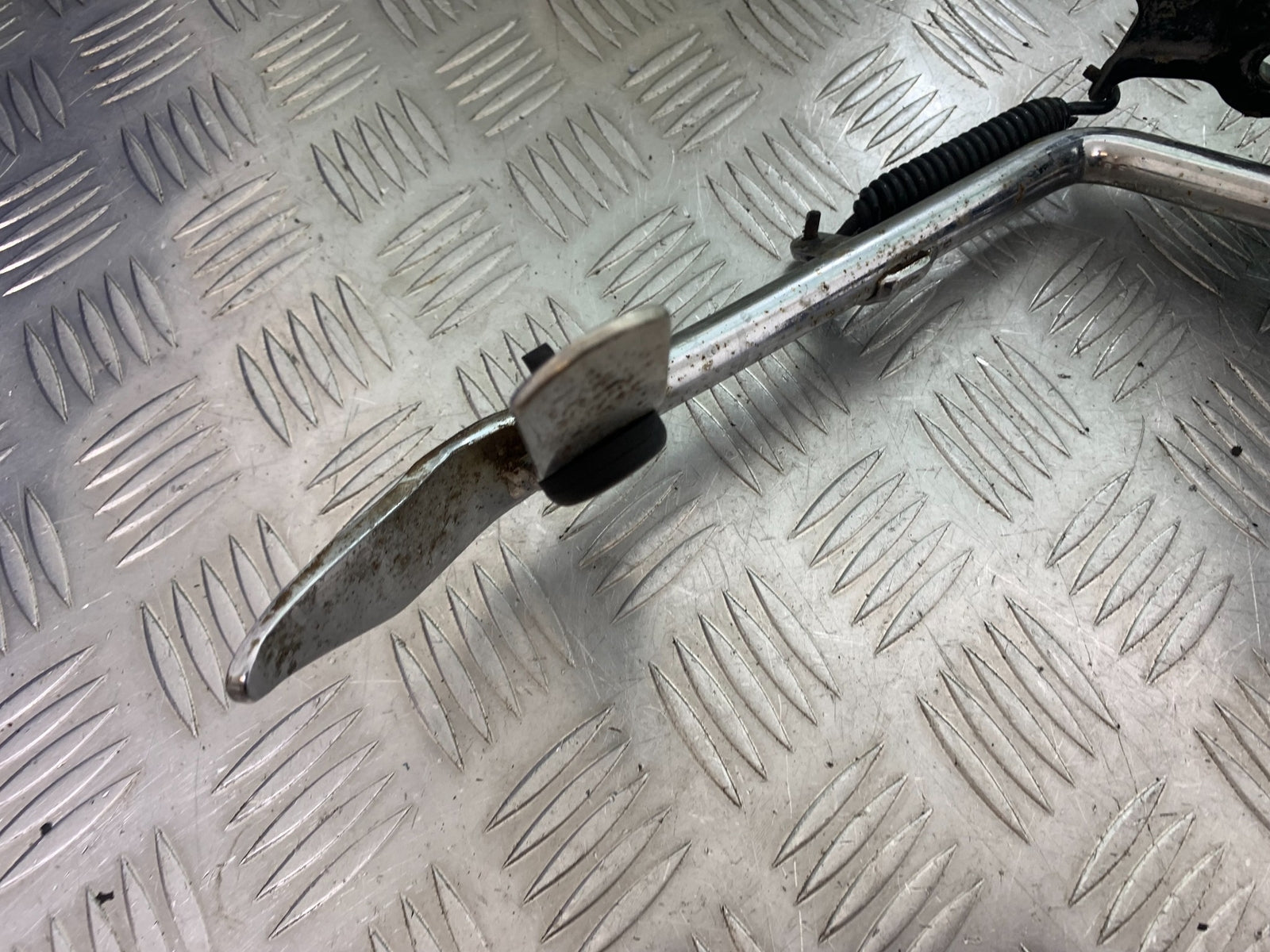 HARLEY DAVIDSON FXS BLACKLINE 1585 FRONT LEFT HANGER  YEAR 2012 (CMB1147)