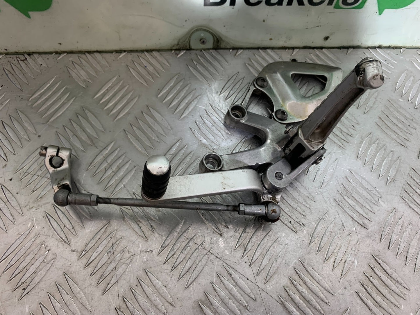 TRIUMPH SPEED TRIPLE R 1050 FRONT LEFT HANGER COMPLETE   2009 (CMB1183)
