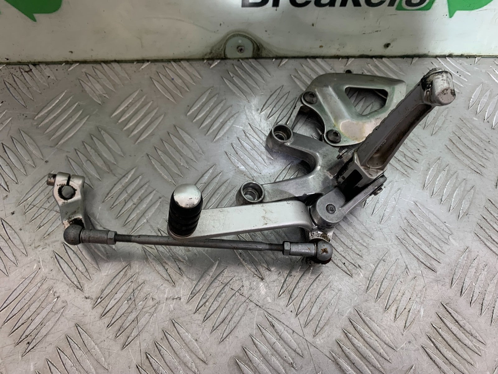 TRIUMPH SPEED TRIPLE R 1050 FRONT LEFT HANGER COMPLETE   2009 (CMB1183)