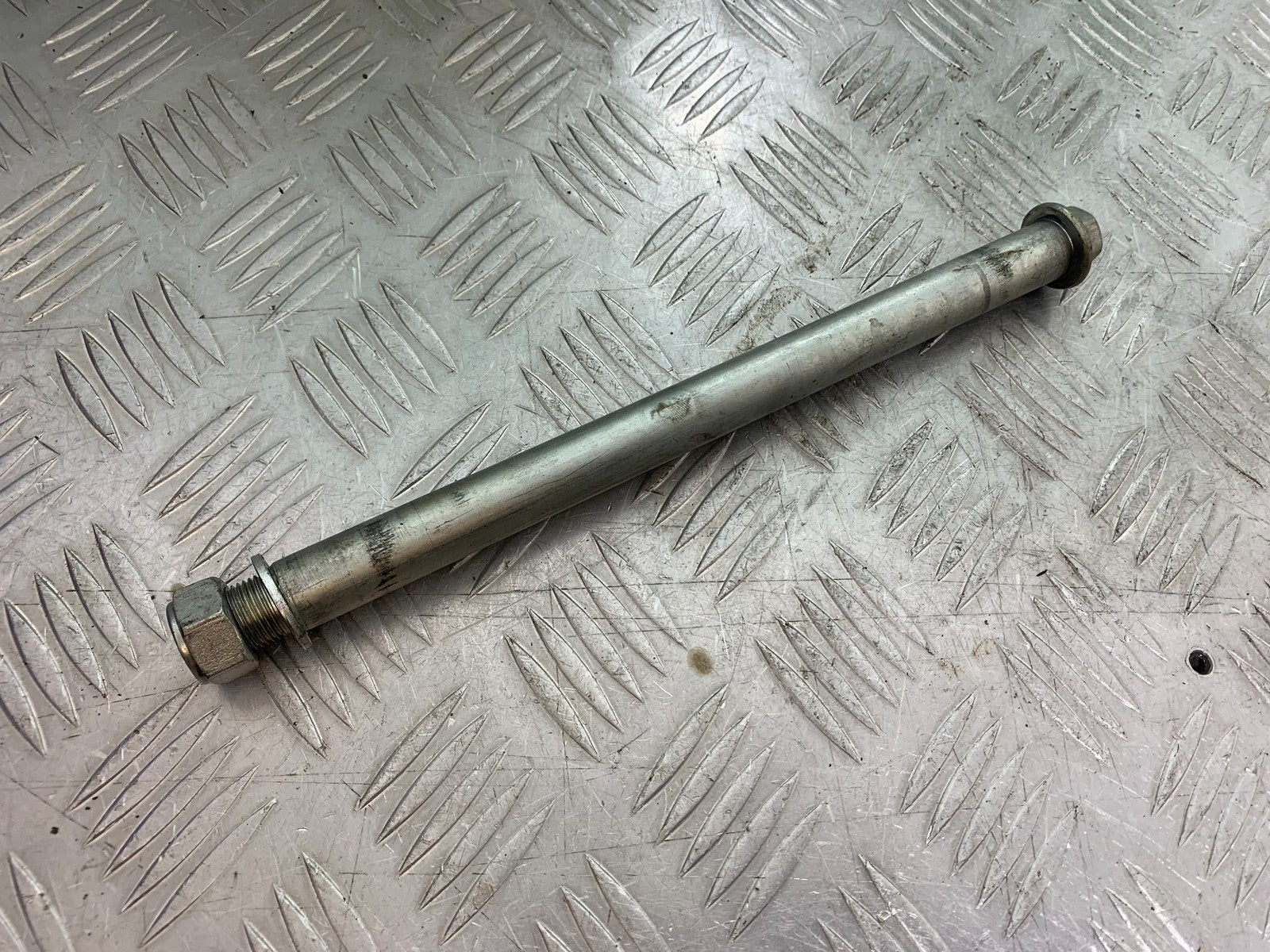 SUZUKI GSF600 GSF 600 BANDIT SWINGARM SPINDLE   2000-2004 (CMB1269)