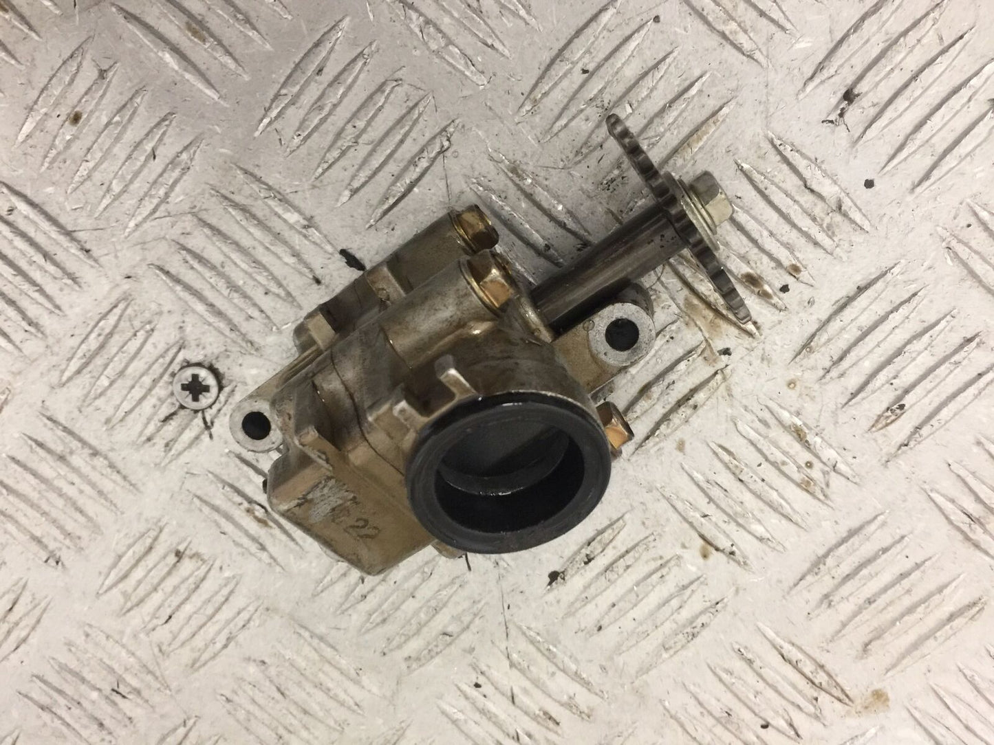 HONDA CBR1000 rr FIREBLADE OIL PUMP   YEAR 2004  (STOCK 853)