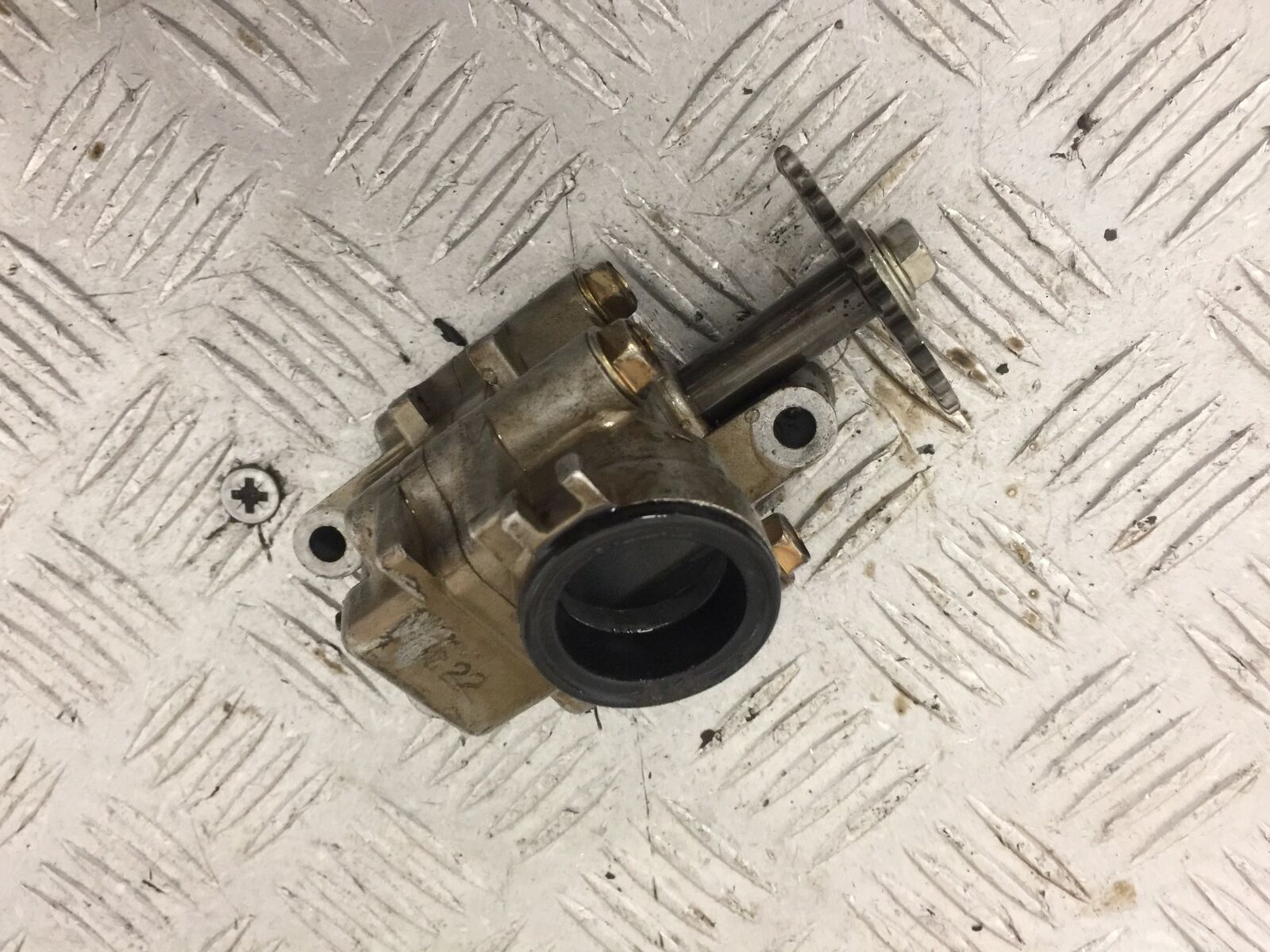 HONDA CBR1000 rr FIREBLADE OIL PUMP   YEAR 2004  (STOCK 853)