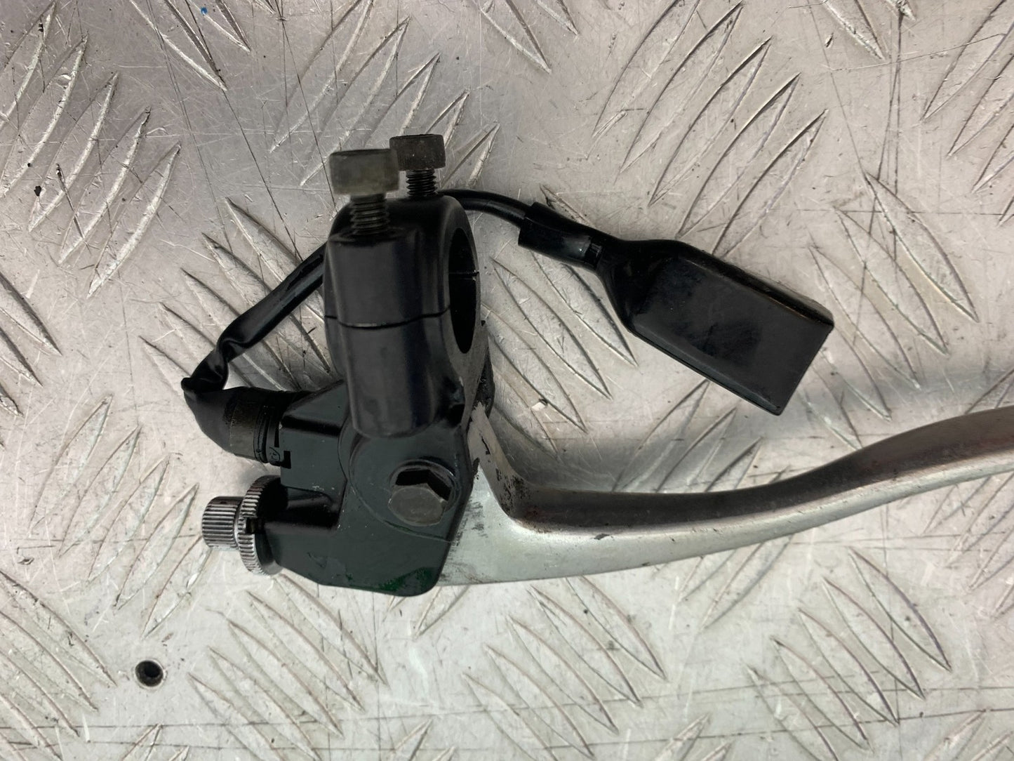 TRIUMPH 955i DAYTONA CLUTCH LEVER AND BRACKET YEAR 2002-2006 (CMB1229)