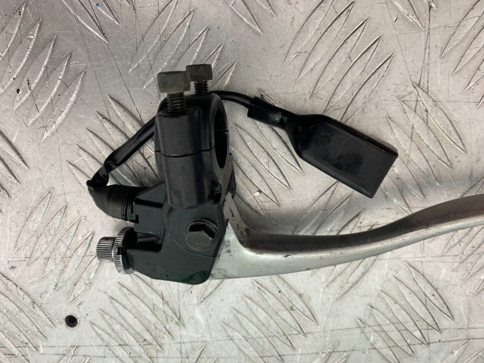 TRIUMPH 955i DAYTONA CLUTCH LEVER AND BRACKET YEAR 2002-2006 (CMB1229)